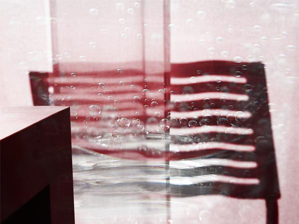 05_wasserglas_stuhl_vorhang